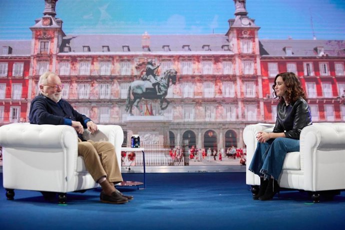La presidenta de la Comunidad de Madrid, Isabel Díaz Ayuso, conversa con el escritor y filósofo Fernando Savater durante la clausura de la última jornada popular del PP regional.