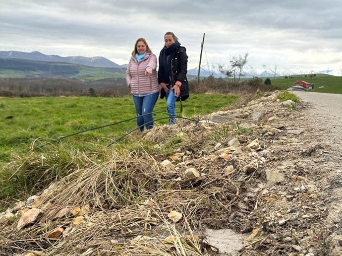 La diputada del PP Cristina Vega visita junto a la portavoz del PP en Tineo, Montse Fernández, distintos pueblos del concejo en los que se acaban de ejecutar obras para instalar fibra óptica