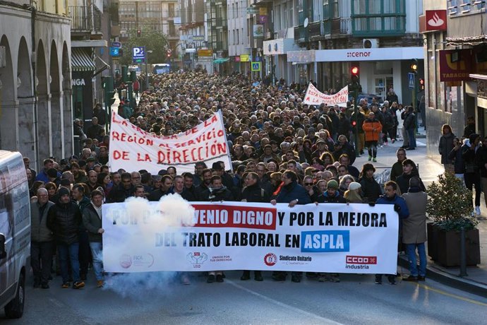Centenares de trabajadores de la empresa Aspla sostienen pancartas durante una manifestación, a 6 de febrero de 2023, en Torrelavega, Cantabria (España).- Archivo