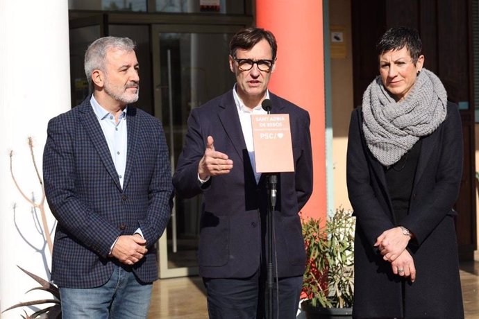 El candidat del PSC a l'Alcaldia de Barcelona, Jaume Collboni; el líder del PSC, Salvador Illa, i l'alcaldessa i candidata del PSC a l'Alcaldia de Sant Adri de Bess (Barcelona), Filo Cañete, a Sant Adri de Bess