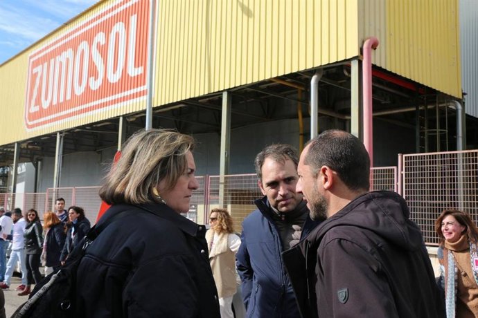 Valero (IU) apoya a los extrabajadores de la planta LCG Fruits de Palma del Río.