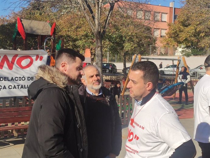 El líder de Cs en Catalunya, Carlos Carrizosa, junto al portavoz de Cs en Gav (Barcelona), Francisco Gavilán,  en la concentración en contra del proyecto urbanístico de la avenida de Erampruny de Gav