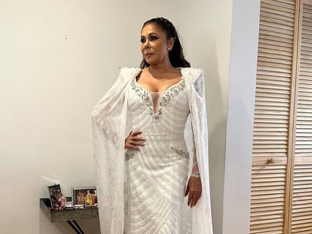 Isabel Pantoja deja al descubierto su altar en el camerino minutos antes de dar un concierto en Miami