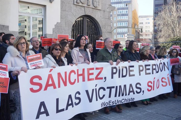 Concentración del PPdeG frente a la Delegación del Gobierno en A Coruña contra las rebajas de penas de la Ley del 'solo sí es sí'