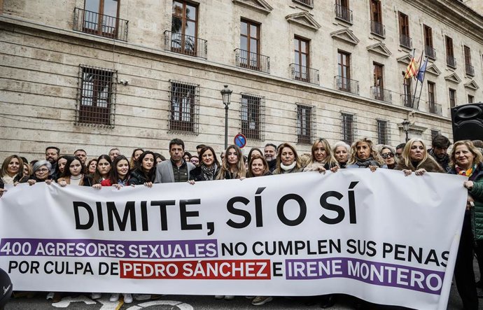 El presidente del PPCV, Carlos Mazón, y la portavoz del PP en el Ayuntamiento de Valencia y candidata a la Alcaldía, María José Catalá (8d), se concentran junto a simpatizantes del Partido Popular