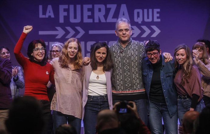 La secretaria de Organización de Podemos, Lilith Verstrynge (2i), la secretaria general de Podemos, Ione Belarra (3i), el candidato de Podemos a la Presidencia, Héctor Illueca (3d), y la candidata de Podemos a la Alcaldía de Valencia, Pilar Lima (2d)