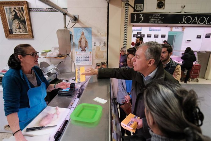 Sanz se reúne con comerciantes de Pino Montano.