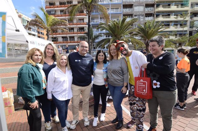 La candidata del PSOE a la Alcaldía de Las Palmas de Gran Canaria y ministra de Sanidad, Carolina Darias, visita el barrio de La Isleta