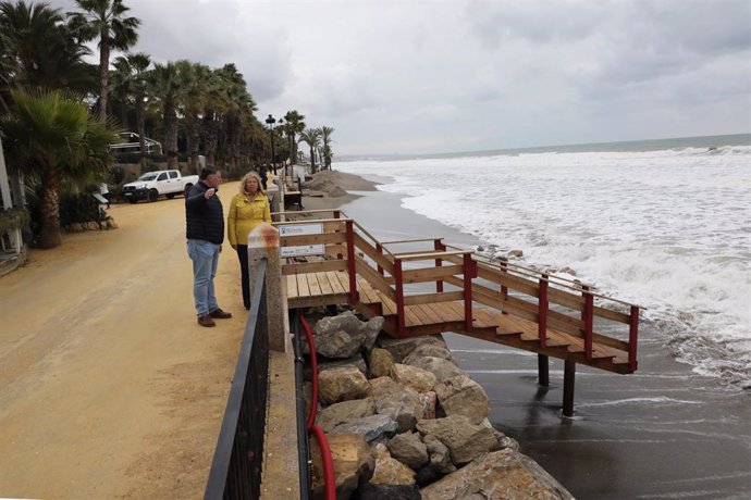 La alcaldesa de Marbella, Ángeles Muñoz, visita los desperfectos causados por el temporal en las playas del municipio