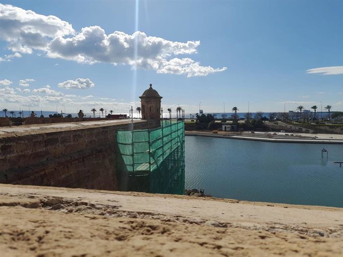 Obras de reposición de juntas de la muralla renacentista de Palma para mejorar la conservación