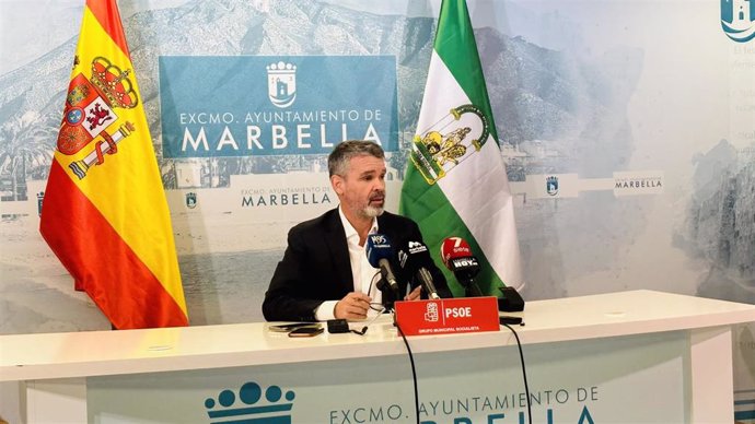 José Bernal, portavoz del grupo municipal socialista en el Ayuntamiento de Marbella, en rueda de prensa