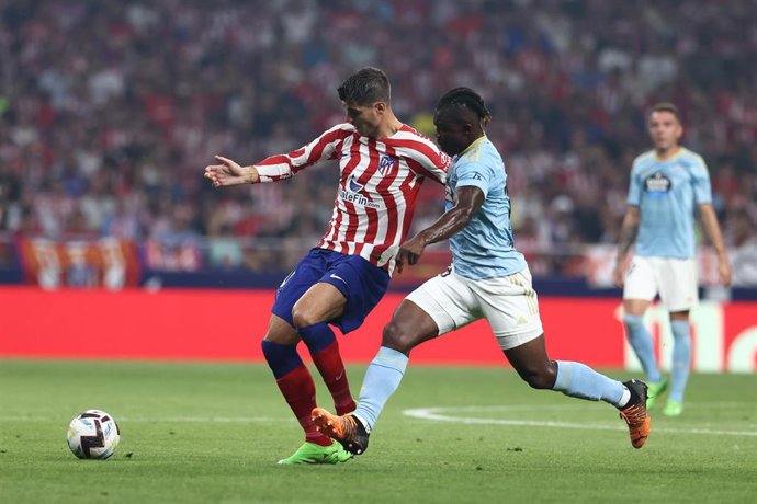 Archivo - El delantero del Atlético de Madrid Álvaro Morata aguanta el balón ante el defensa del Celta Joseph Aidoo, en un partido en el Cívitas Metropolitano.