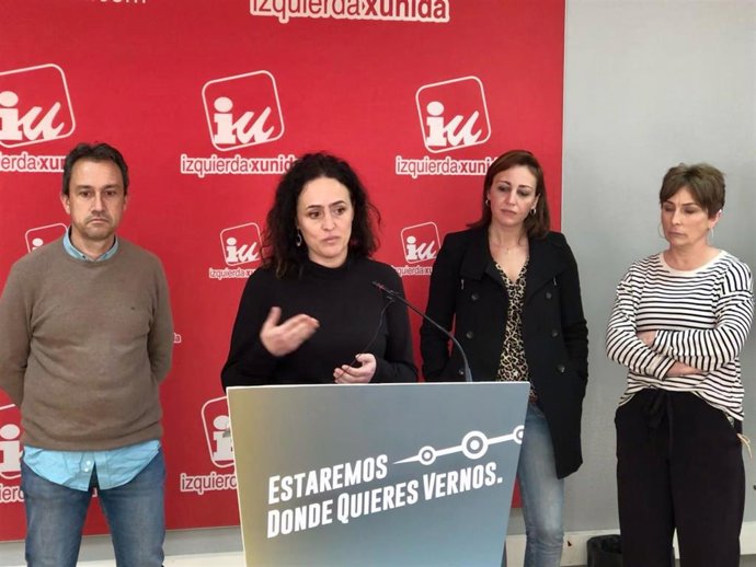 La responsable federal de igualdad de IU y directora de comunicación del Ministerio de Igualdad, Clara Alonso,  con dirigentes de IU de Asturias