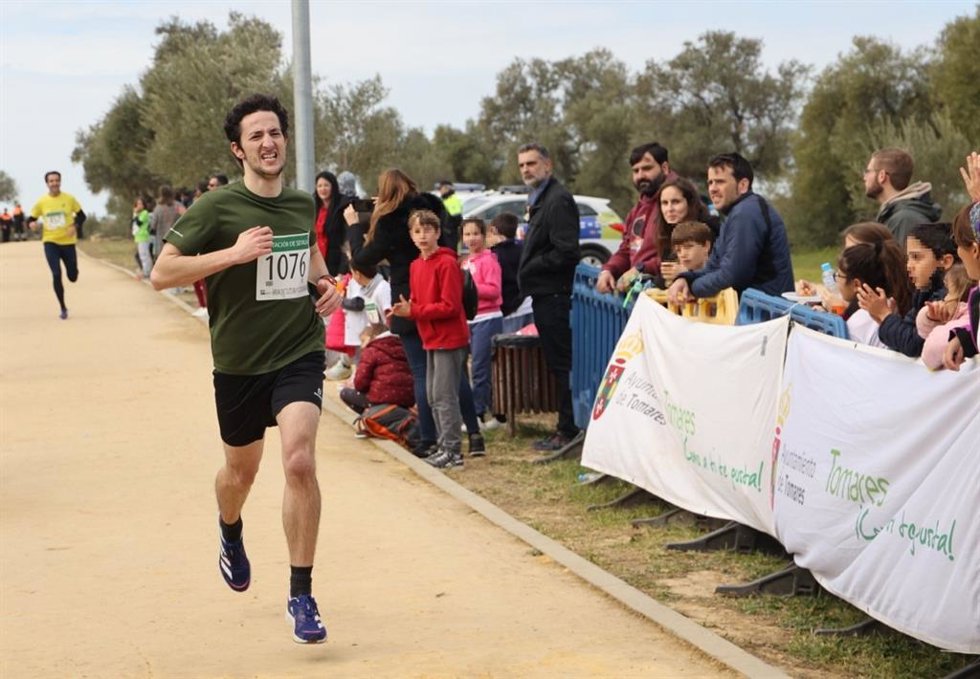 Participantes en una carrera solidaria a favor de Manos Unidas con inicio y llegada en el Parque Olivar del Zaudín.