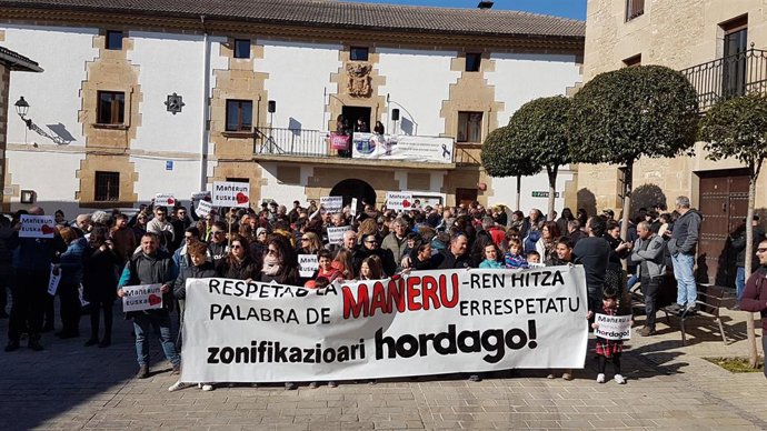 Concentración en Mañeru en protesta por el rechazo a su inclusión en la zona mixta