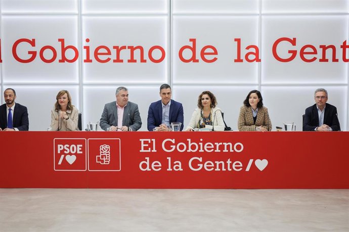 Archivo - (I-D) El secretario general del PSOE y presidente del Gobierno, Pedro Sánchez, durante la reunión de la Ejecutiva Federal del Partido Socialista, en la sede, a 9 de enero de 2023, Madrid (España). 