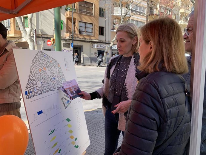 La portavoz de CS Palma, Eva Pomar, en una visita a Pere Garau