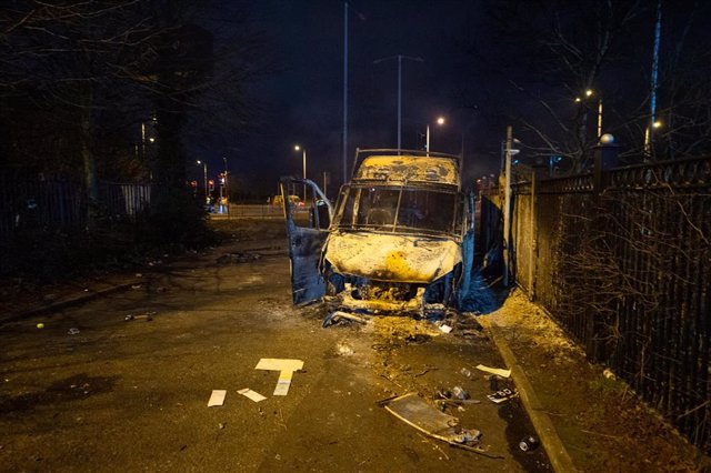 Un furgón policial calcinado durante una manifesatción antiinmigración en Knowsley, cerca de Liverpool