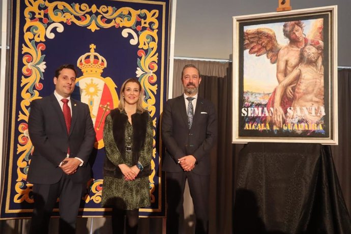 La alcaldesa y el autor del cartel de la Semana Santa de Alcalá.