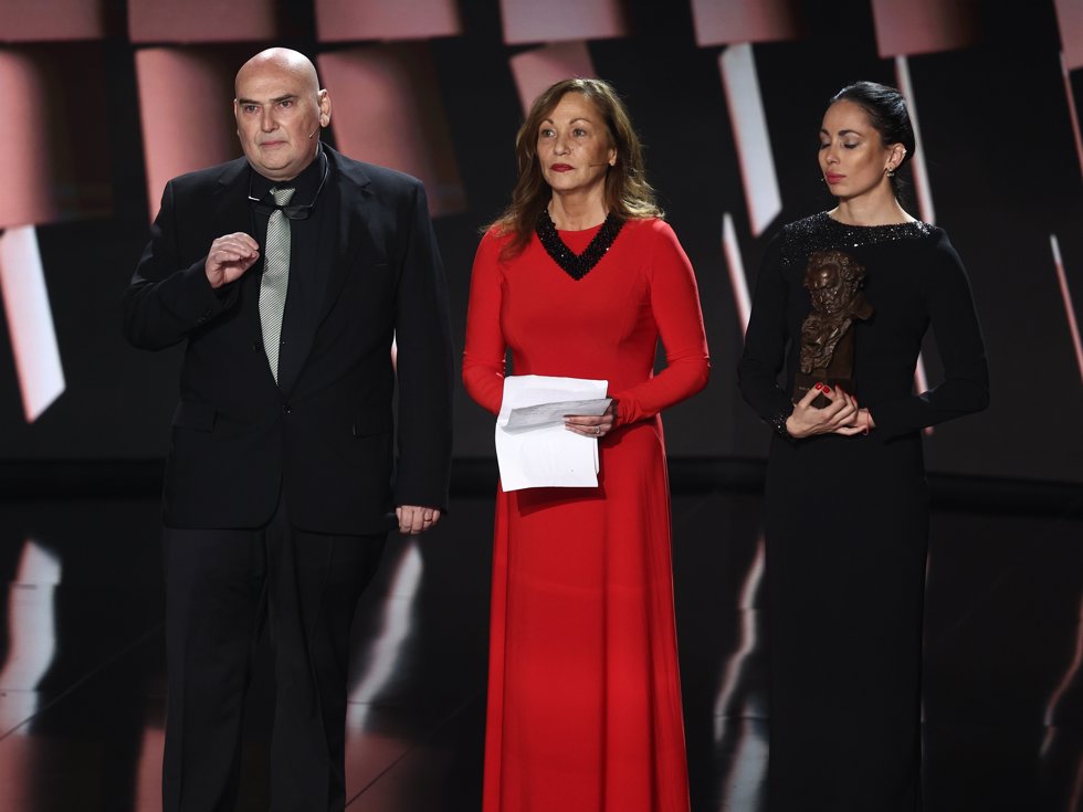 El hijo de Carlos Saura, Antonio; su mujer Eullia y su hija Anna, recogen el Goya de Honor 2023 por Carlos Saura, en la 37 edición de los Premios Goya, Clara Lago y Antonio de la Torre, en el Palacio de Congresos y Exposiciones FIBES.