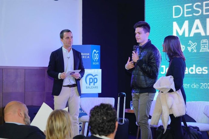 El president del PP de Mallorca y candidato al Consell, Lloren Galmés, atiende a jóvenes de NNGG de Mallorca