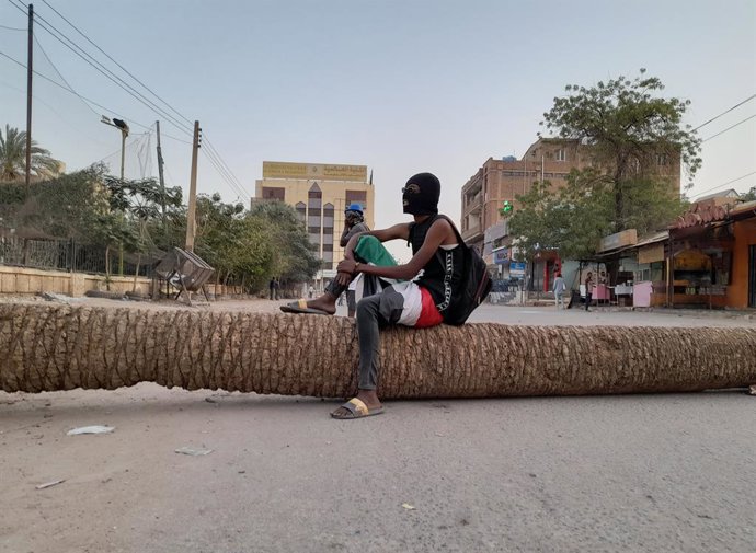 Archivo - 15 March 2022, Sudan, Khartoum: Sudanese protesters block a road during a demonstration denouncing the military administration in Khartoum. Photo: Neveen Jalal/APA Images via ZUMA Press Wire/dpa