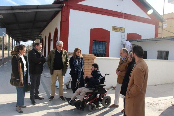 Visita de los parlamentarios sevillanos del PP a la estación de Marchena.