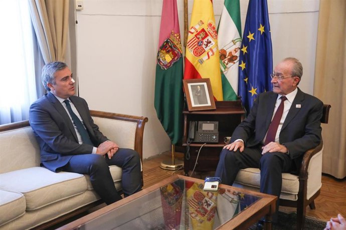 Reunión entre el alcalde de Málaga, Francisco de la Torre, y el cónsul de Turquía, Vicente Morató