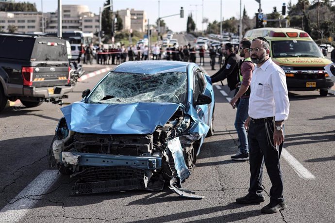 Un árabe isarelí mata a tres israelíes tras embestir con su coche contra una parada de autobús en Jerusalén Este