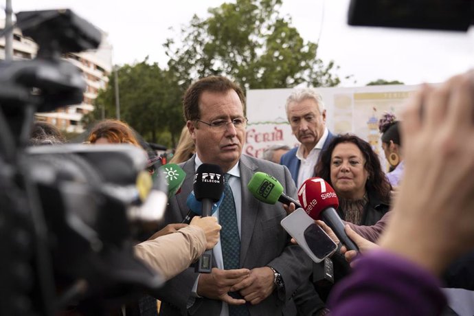 Archivo - El delegado de Gobernación del Ayuntamiento de Sevilla, Juan Carlos Cabrera, atiende a los medios de comunicación en una foto de archivo.