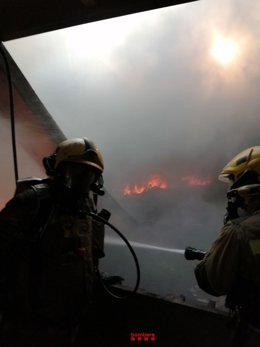 23 dotacions  dels Bombers Treballen en un incendi de dues naus industrials de Manlleu (Barcelona)