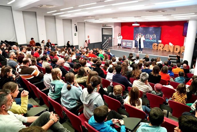 Más de 300 niñas y niños participan en los talleres científicos y en el espectáculo 'Ciencia a lo grande' en la UR