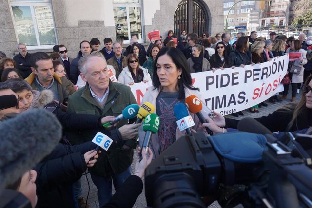La secretaria general del PPdeG, Paula Prado, y el portavoz municipal del PP en A Coruña y candidato a la Alcaldía, Miguel Lorenzo, en declaracione a los medios durante una concentración contra la Ley del 'solo sí e sí'.