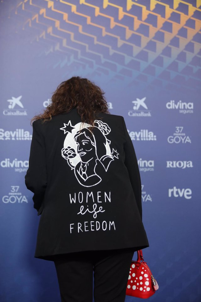 La cineasta Isabel Coixet posa en la alfombra roja previa a la gala de la 37 edición de los Premios Goya, en el Palacio de Congresos y Exposiciones FIBES, a 11 de febrero de 2023, en Sevilla, Andalucía (España). La Academia celebra la calidad del cine esp