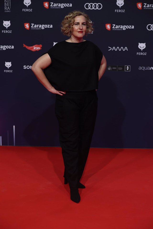 La directora de cine Carlota Pereda posa en la alfombra roja previa a la gala de la X edición de los Premios Feroz, en el Auditorio de Zaragoza, a 28 de enero de 2023, en Zaragoza, Aragón (España). 