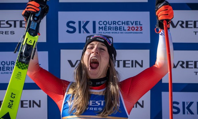 La italiana Jasmine Flury celebra su medalla de oro en descenso en los Mundiales de Esquí Alpino 2023