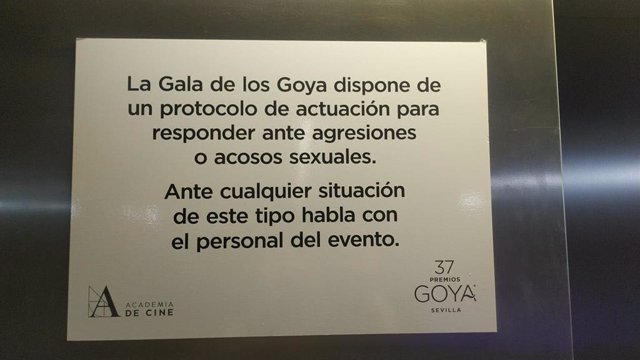 La Academia de Cine coloca carteles en el Fibes de Sevilla donde tendrá lugar la 37 gala de los Goya para prevenir agresiones y casos de acoso