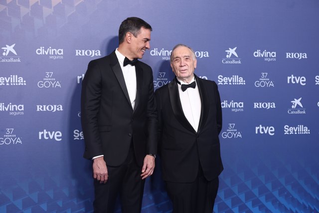 El presidente del Gobierno, Pedro Sánchez (i) y el presidente de la Academia del Cine, Fernando Méndez-Leite (d), posan en la alfombra azul previa a la gala de la 37 edición de los Premios Goya,