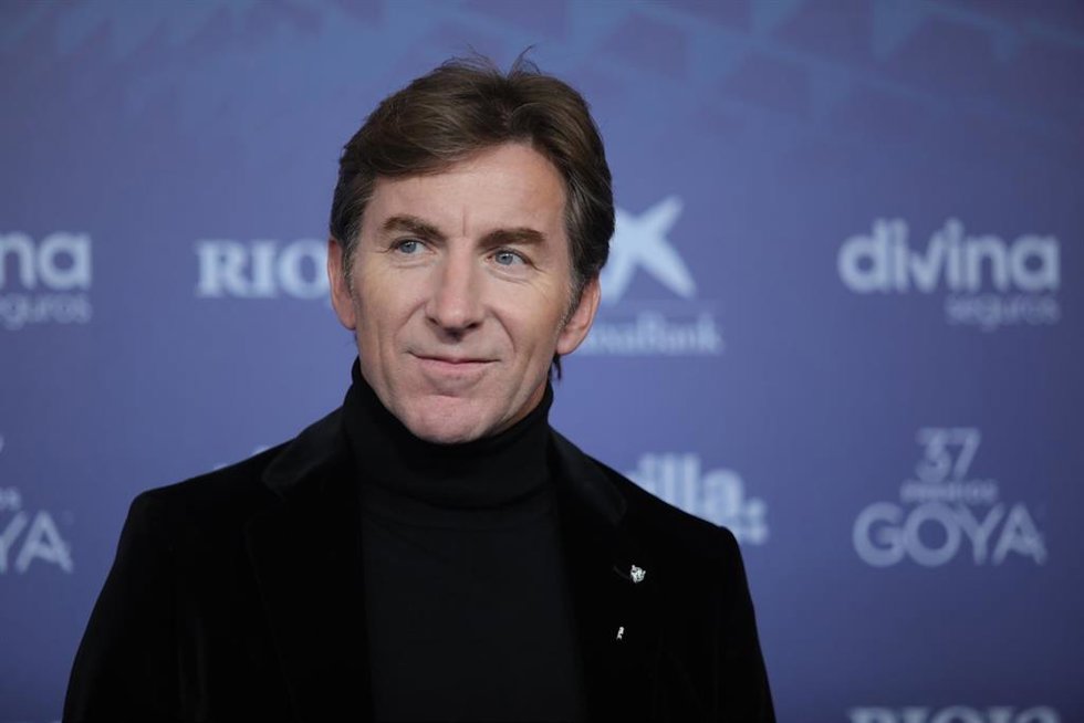 El actor Antonio de la Torre posa en la alfombra roja previa a la gala de la 37 edición de los Premios Goya, en el Palacio de Congresos y Exposiciones FIBES, a 11 de febrero de 2023, en Sevilla, Andalucía (España). La Academia celebra la calidad del cin