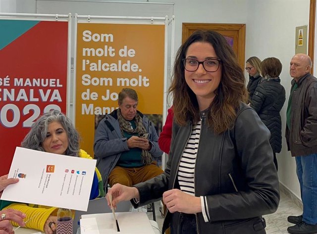 Aitana Mas en el momento de depositar su voto en las primarias