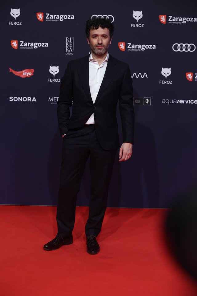 El director de cine Rodrigo Sorogoyen posa en la alfombra roja previa a la gala de la X edición de los Premios Feroz, en el Auditorio de Zaragoza, a 28 de enero de 2023, en Zaragoza, Aragón (España). La Asociación de Informadores Cinematográficos de Españ