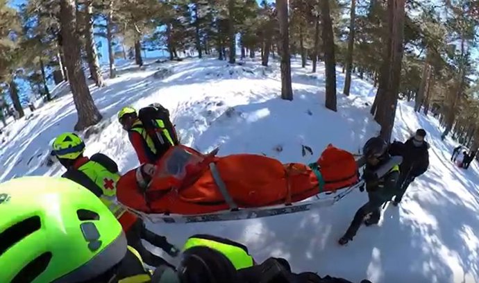 La Guardia Civil de Navacerrada rescata a un mujer en La Granja tras un accidente de trineo.
