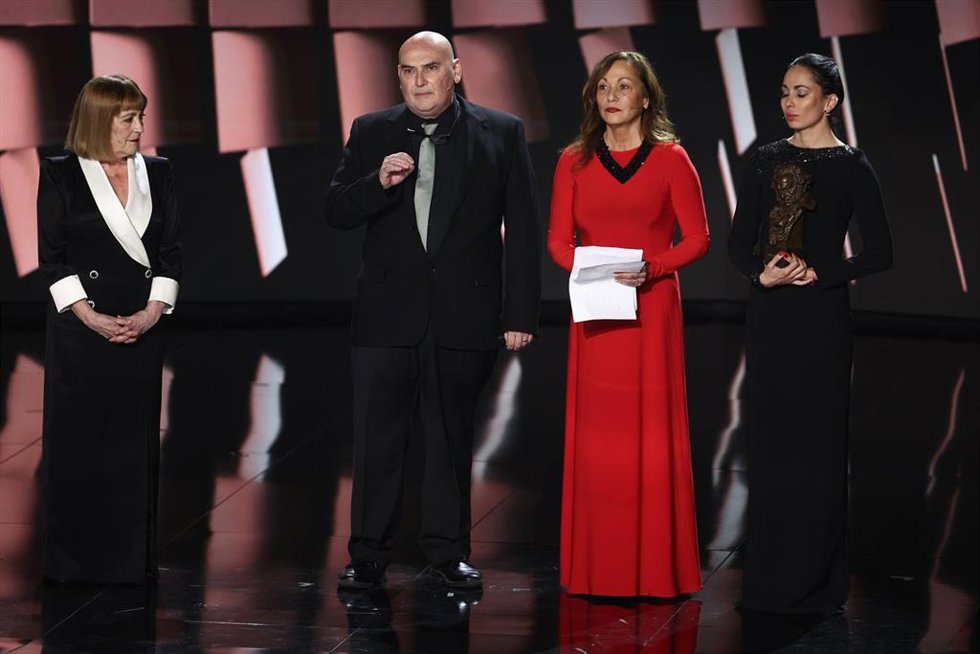 (I-D) La actriz Carmen Maura; el hijo de Carlos Saura, Antonio; su mujer Eullia y su hija Anna, recogen el Goya de Honor 2023 por Carlos Saura