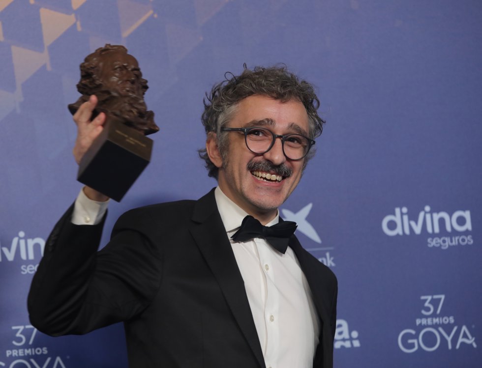 El ganador a Mejor Montaje por 'As Bestas', Alberto del Campo, posa con su premio durante la gala de la 37 edición de los Premios Goya
