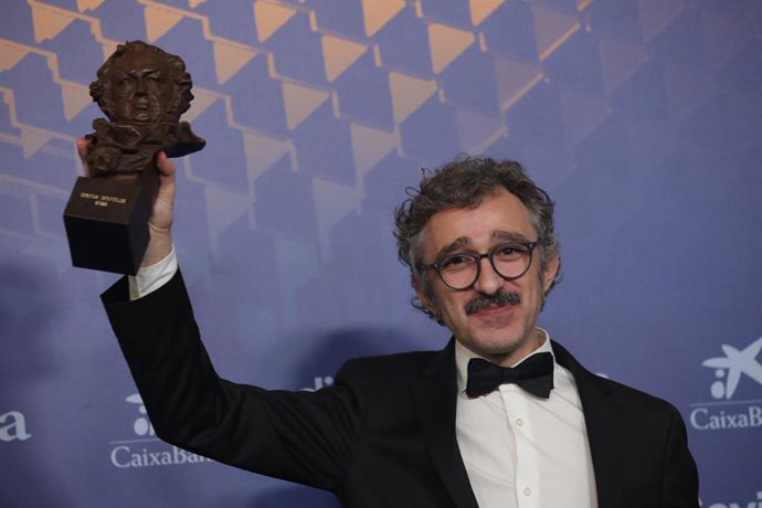 El guanyador a Millor Muntatge per 'As Bestas', Alberto del Camp, posa amb el seu premi durant la gala de la 37 edició dels Premis Goya en el Palau de Congressos i Exposicions FIBES, a 11 de febrer de 2023, a Sevilla, Andalusia (Espanya). L'Acadmia ce