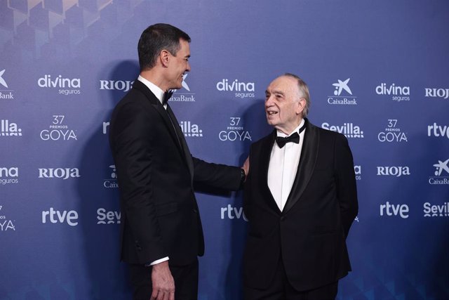El presidente del Gobierno, Pedro Sánchez (i) y el presidente de la Academia del Cine, Fernando Méndez-Leite (d), posan en la alfombra azul previa a la gala de la 37 edición de los Premios Goya