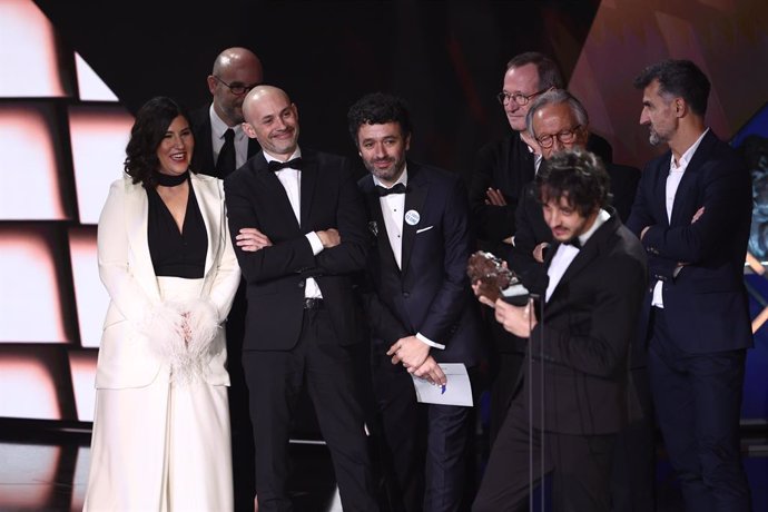 Los productores de 'As bestas' y su director Rodrigo Sorogoyen (c) reciben el Goya a mejor película, en la 37 edición de los Premios Goya
