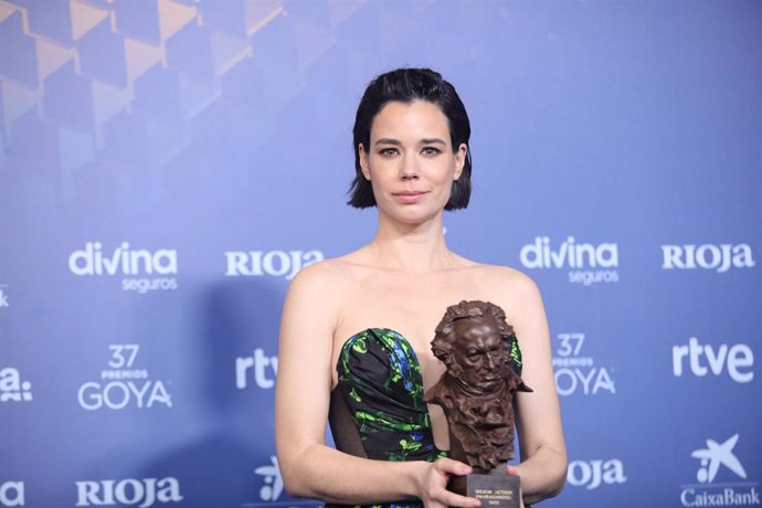 La ganadora a Mejor Actriz Protagonista por ' Cinco lobitos', Laia Costa, posa con su premio durante la gala de la 37 edición de los Premios Goya en el Palacio de Congresos y Exposiciones FIBES, a 11 de febrero de 2023, en Sevilla, Andalucía (España). 