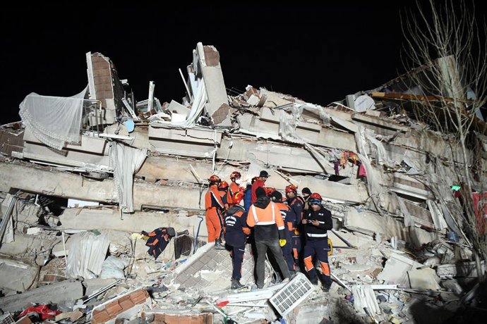 HATAY, Feb. 9, 2023  -- Rescuers carry out rescue operation on earthquake debris in the southern province of Hatay, Trkiye, Feb. 8, 2023.   The death toll from Monday's devastating earthquakes in Trkiye and Syria has risen to 15,383, according to data