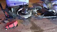 Herido grave un repartidor de comida a domicilio tras colisionar su moto con un turismo en Sevilla